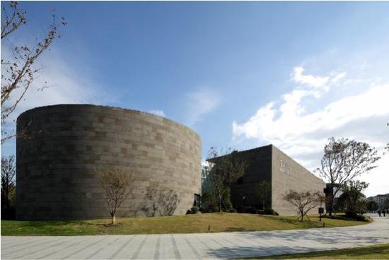 上海寶龍美術(shù)館開館兩大展覽探尋文脈，齊白石12開冊(cè)頁亮相