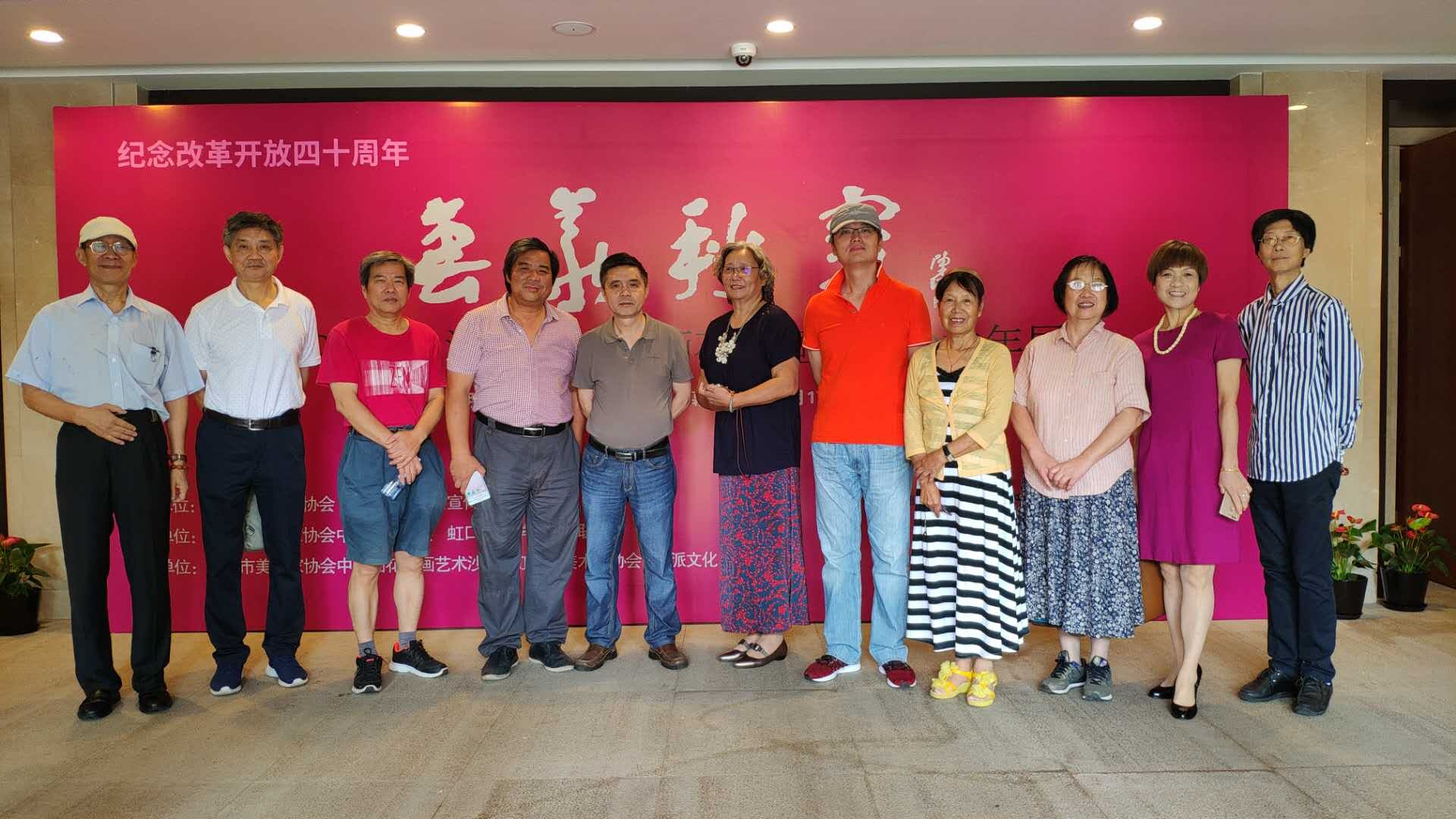 【中國美術家書法家藝術網】訊，著名畫家楊正新、夏建峰、孫忠民在“上海美協花鳥畫沙龍年度展”的第一天，現場筆會與觀眾交流